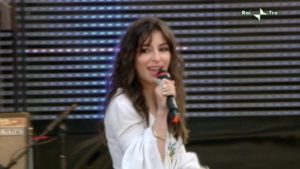 Sabrina Impacciatore al Concerto del Primo Maggio: “Nina Zilli non ha fatto né Amici né X Factor”. Ma il jingle Mediaset sì