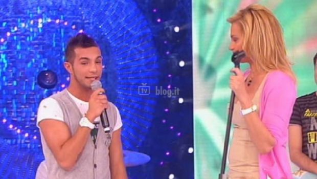 Domenica Cinque svela il figlio della D’Urso Giammauro Berardi. A Quelli che il calcio Simona Ventura con Marco Carta