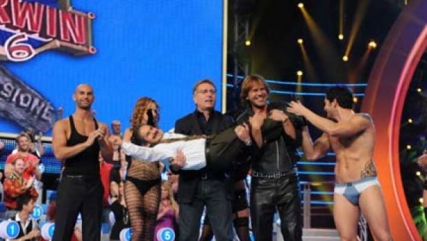 Ascolti Tv di venerdì 14 maggio 2010: Ciao Darwin inarrestabile con 7 mln e il 30,78%, Ciak si canta torna al 18,40%