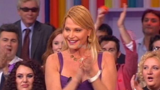 Sorrisi fa le pulci a Simona Ventura e scopre che in Spagna non c’è lavoro per lei (per ora)