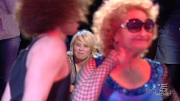 Angela Favolosa Cubista a Uomini e Donne Over. E la De Filippi “contamina” la terza età con Lady Gaga