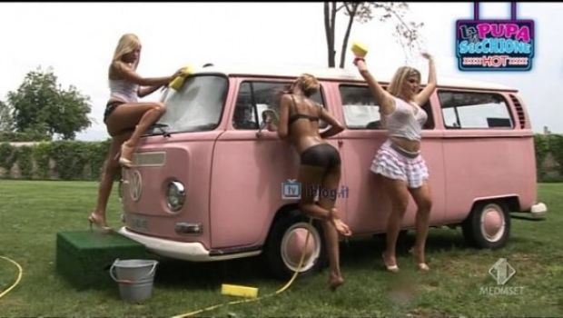 La Pupa e il Secchione Hot – Car Wash supersexy con vincitrici Pasqualina Sanna e Marysthell Garcia. Garagozzo superdotato?