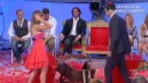 Uomini e Donne è salvo – Andrea Angelini in lacrime e la De Filippi balla con lui. Ramona Amodeo sceglie Mario: è un sì
