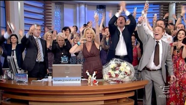 Massimo Donelli conferma tutto il daytime di Canale 5: “Squadra che vince non si cambia”. Chiudono Forum, Mattino e Pomeriggio Cinque e Uomini e Donne