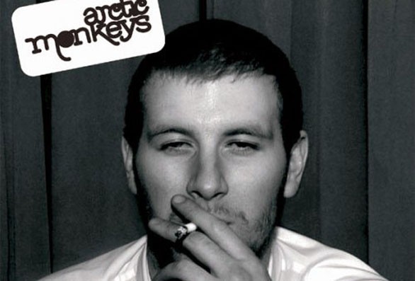 Il tizio sulla copertina degli Arctic Monkeys debutta con un suo disco – guarda il video