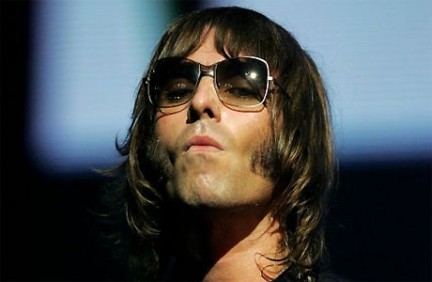 Oasis: il sosia italiano di Liam Gallagher in un video sul sito ufficiale