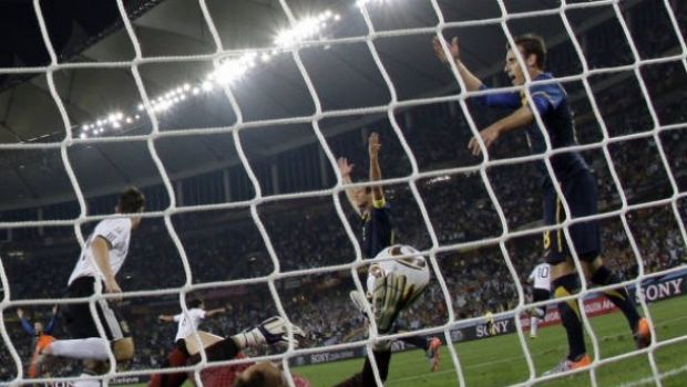 Ascolti Tv di domenica 13 giugno 2010: Germania-Australia vince con 6,5 mln (30,8%), Al di là del lago a 3 mln, Dr House a 2, Formula 1 al 42,98%, Bikini 3mln
