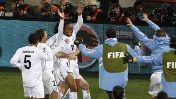 Ascolti Tv di mercoledì 16 giugno 2010: Sudafrica-Uruguay vince con 7 mln (29,58%), I Cesaroni a circa 3. Calano i WMA 2010, bene Nora Roberts e Top Secret