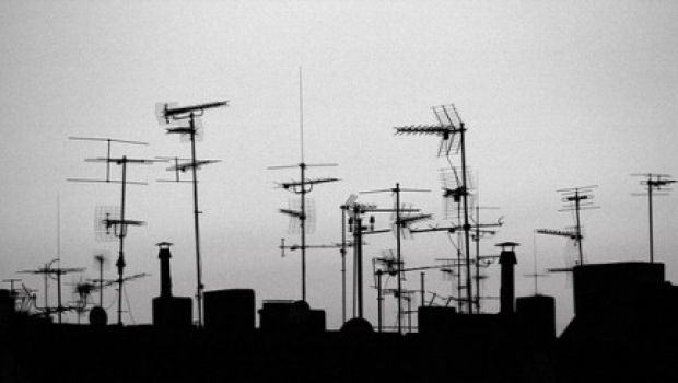Campania, il Co.Re.Com lancia l’allarme: rischio camorra nelle Tv locali