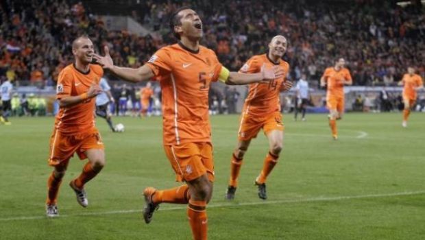 Ascolti Tv di martedì 6 luglio 2010: Uruguay-Olanda fa il vuoto con 10 mln e il 43%, molto bene Squadra Speciale Cobra 11. Disastro Magnitudo 10.5, boom per Mentana al Tg La7