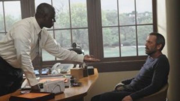 Dr. House, da un ex assistente accuse di droga, sesso, omofobia e presenza d’armi sul set
