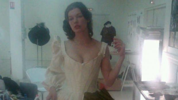 Ecco Milla Jovovich ne I Tre Moschettieri: prime foto dal set