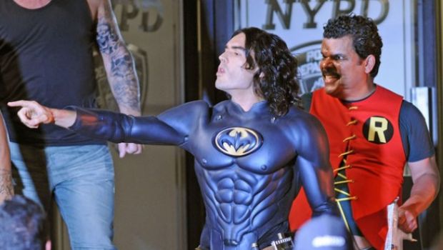 Russell Brand gioca a fare Batman sul set di Arturo