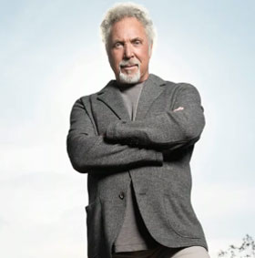 Tom Jones: il nuovo disco “Praise & Blame” scatena l’ira dell’etichetta discografica