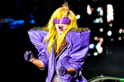 Lady Gaga: ascolta la nuova canzone “Living On The Radio” (video live)