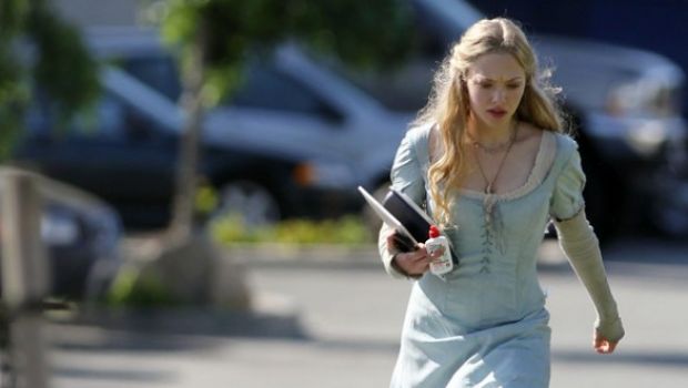 Amanda Seyfried, Gary Oldman ed il cast di Red Riding Hood sul set in costume di scena