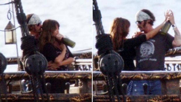 Prime foto di Penelope Cruz con Johnny Depp sul set di Pirates of the Caribbean: On Stranger Tides