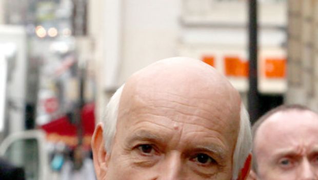 Ben Kingsley in costume di scena sul set di Hugo Cabret, di Martin Scorsese