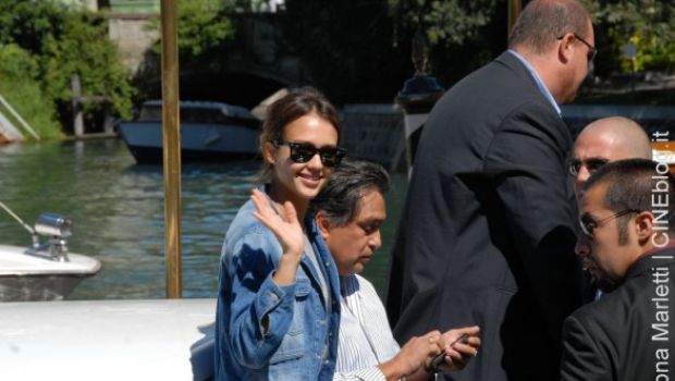 Venezia 2010 – Cartoline dal Festival: Jessica Alba è sbarcata al Lido, mentre fervono gli ultimi preparativi