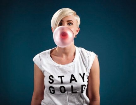 Robyn e la cover di “Hyperballad” con Bjork seduta tra il pubblico