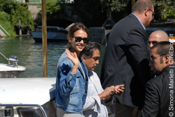 Venezia 2010 – Cartoline dal Festival: Jessica Alba è sbarcata al Lido, mentre fervono gli ultimi preparativi