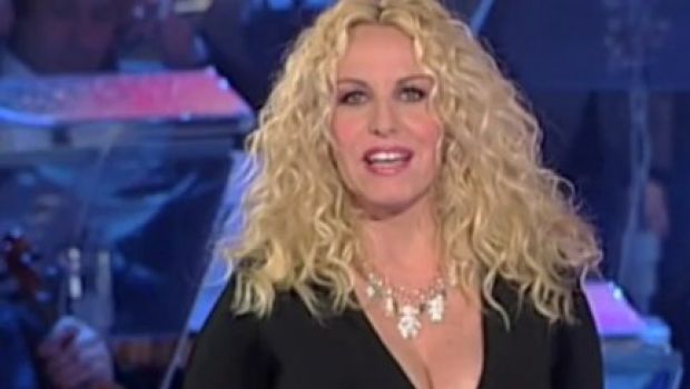 Ti lascio una canzone: Antonella Clerici si allontana dal mercoledì e Il peccato e la vergogna. Nuova collocazione, sabato vs la De Filippi