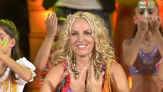 La Clerici balla il Waka Waka a Ti lascio una canzone (foto e video)