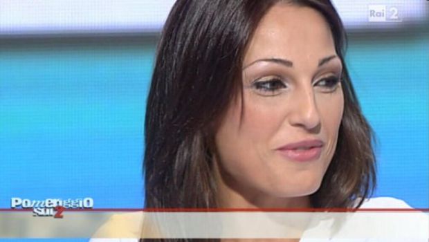Anna Tatangelo a Pomeriggio sul Due: “Gli stupidi non perdonano quello che non hanno a chi ce l’ha”