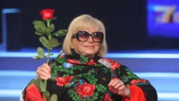 Stasera su Retequattro in diretta Vite Straordinarie dedicato a Sandra Mondaini. Striscia La Notizia a lei dedicata e anche Pomeriggio Cinque