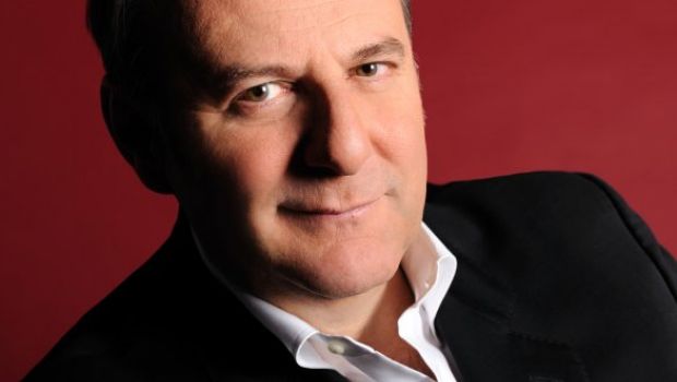 Gerry Scotti: “Antonio Ricci si accontenta del 25%, la De Filippi del 26-27%. Perdiamo tutti con Sky”
