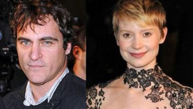 Joaquin Phoenix è un feticista…ma solo al cinema, in una commedia con Mia Wasikowska