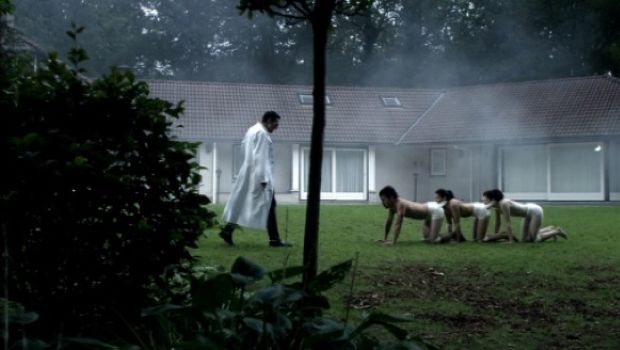 The Human Centipede 2 – la BBC intervista il regista Tom Six: “Ora posso mettere tutte le mie idee folli nel sequel!”