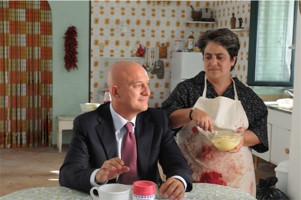 Benvenuti al Sud: clip inedita e pioggia di foto per il remake italiano di Giù al Nord