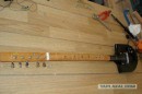 Braccia rubate all’agricoltura: una chitarra a forma di vanga – immagini e video