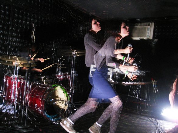 Crystal Castles featuring Robert Smith dei Cure: ascolta la nuova versione di “Not In Love”
