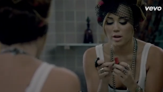 Miley Cyrus: “Who Owns My Heart” (video ufficiale)