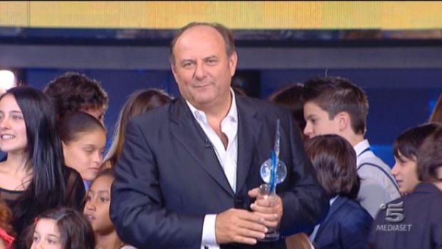 Io canto – La terza puntata. Gerry Scotti ad Anna Falchi: “Aspetti una femmina”. Per la giuria vincono Benedetta Del Freo e Davide Caci con Sara Musella; per il pubblico “Insieme”