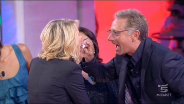Ascolti Tv Sabato 9 ottobre 2010: Maria De Filippi (e Paolo Bonolis) a C’è Posta per Te stravincono sfiorando i 6 mln (28,31%). Boom per la Pallavolo (14,78%) e bene Amici (24,04%)