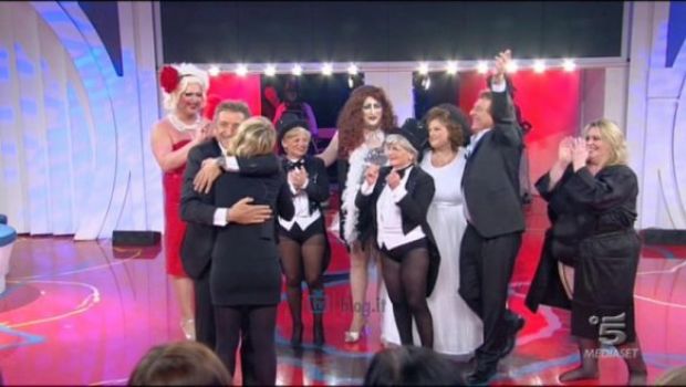 Ascolti Tv Sabato 16 ottobre 2010: nuovo record per C’è Posta per Te con quasi 6 mln (27,93%), Soliti Ignoti e confermo crolla al 12,84%. Amici cresce a 3,7 mln (22,74%) e il Tg4 della mattina vola al 16,88% e Live al 17,19%