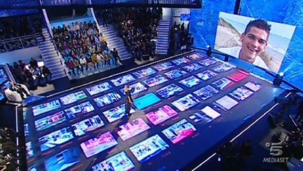 Ascolti Tv Lunedì 18 ottobre 2010: ottimo esordio per Grande Fratello 11 con 6 mln (27,06%), La Ladra al 18%. Striscia record a 7,5 mln. Boom per La Vita in Diretta, Pomeriggio 5 e Mattino 5
