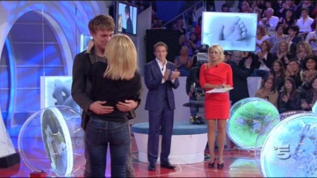 Ascolti Tv Sabato 30 ottobre 2010: C’è Posta per Te stravince con 6 mln anche contro Milan-Juve e Don Matteo 7. Amici record a 3,8 mln (25%)