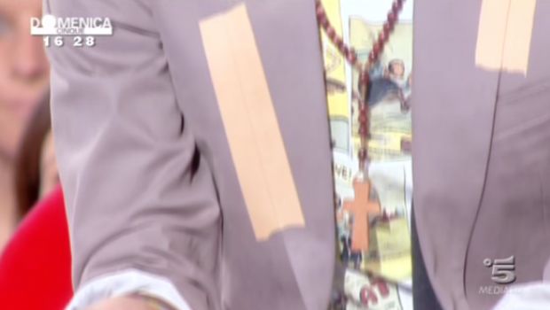 Domenica Cinque, tra il ‘ricatto’ Scazzi e Mengoni (che gioca con l’ambiguità sessuale e il rosario)