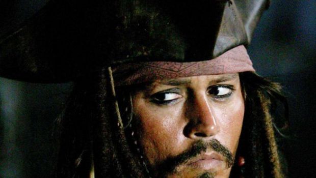 Johnny Depp porta Capitan Jack Sparrow in una scuola elementare