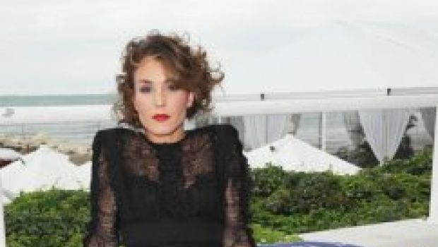 Noomi Rapace con Ben Kingsley in The Last Voyage of Demeter