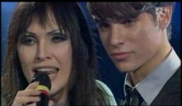 Anna Oxa duetta con i bambini di Ti lascio una canzone – 6 ottobre 2010
