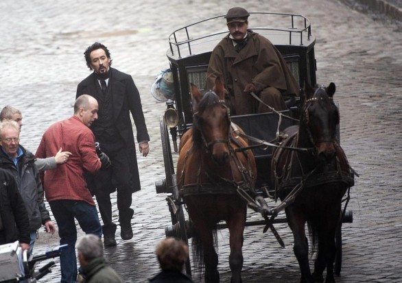 Prime immagini di John Cusack nei panni di Edgar Allan Poe sul set di The Raven