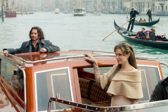 Angelina Jolie e Johnny Depp protagonisti di The Tourist – le locandine internazionali e la fotogallery