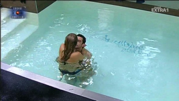 Grande Fratello 11 – Angelica Livraghi avvinghiata in piscina con Ferdinando Giordano