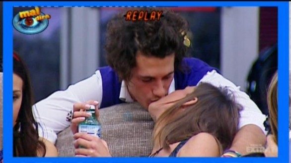 Grande Fratello 11 – Doccia sexy Ilaria Natali che si bacia con Pietro Titone