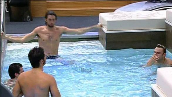 Grande Fratello 11 – Maschi in piscina, sauna e giardino